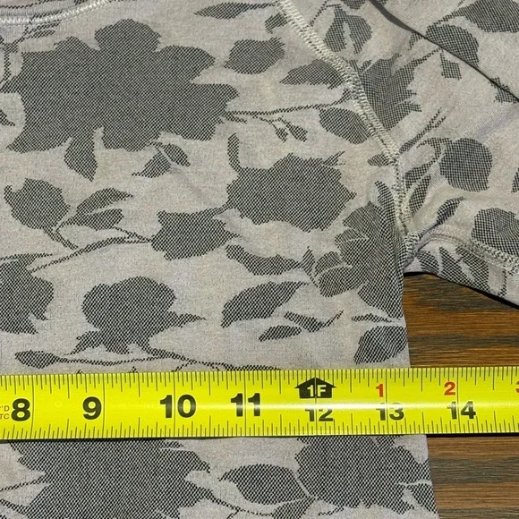 Athleta Momentum Top Wandering Floral Shasta SeamlessThumbholes Hem XSmall** - Picture 10 of 11